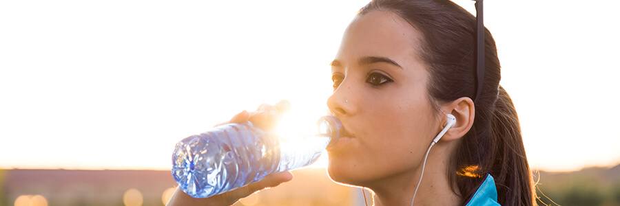 Fiatal nő vizet iszik